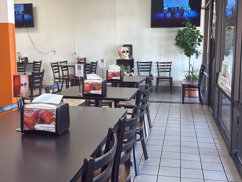El Chacho Tortas and Birria interior
